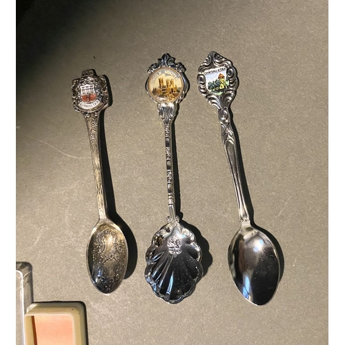 373 - A MIXED LOT TO INCLUDE, (i) a Royal Darraby fine tableware cake slice, (ii) three collectors spoons,... 