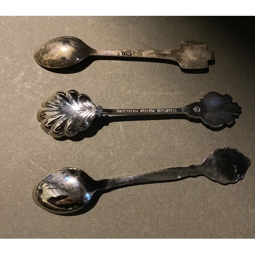 373 - A MIXED LOT TO INCLUDE, (i) a Royal Darraby fine tableware cake slice, (ii) three collectors spoons,... 