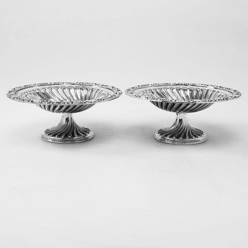 38 - AN EXCEPTIONAL PAIR OF IRISH VICTORIAN SILVER FRUIT DISHES, Made in Dublin, Makers Mark MH, 1892. Th... 