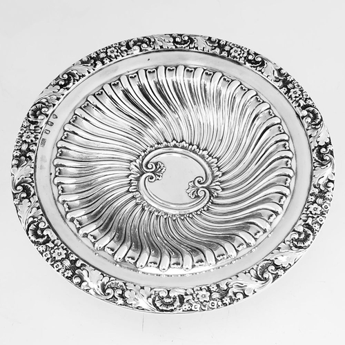 38 - AN EXCEPTIONAL PAIR OF IRISH VICTORIAN SILVER FRUIT DISHES, Made in Dublin, Makers Mark MH, 1892. Th... 