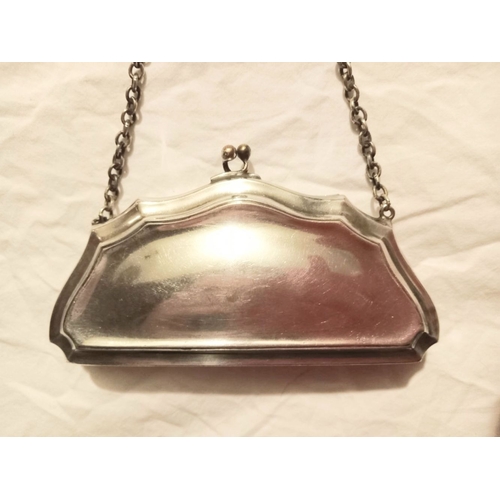 40 - AN EDWARDIAN SILVER PLATED PURSE, CIRCA 1900's, opening to reveal compartmentalised interior, engrav... 