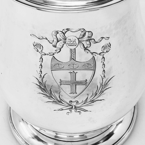 5 - AN EXCELLENT 18TH CENTURY IRISH OVERSIZED SILVER TANKARD, the double c-scroll handle with design in ... 