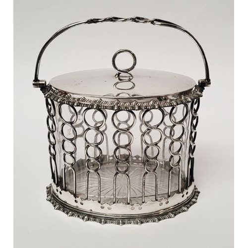 58 - A VERY GOOD QUALITY EARLY 20TH CENTURY SHEFFIELD SILVER & GLASS PRESERVE BASKET POT, the body with i... 