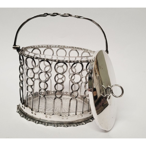 58 - A VERY GOOD QUALITY EARLY 20TH CENTURY SHEFFIELD SILVER & GLASS PRESERVE BASKET POT, the body with i... 