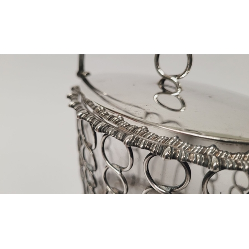 58 - A VERY GOOD QUALITY EARLY 20TH CENTURY SHEFFIELD SILVER & GLASS PRESERVE BASKET POT, the body with i... 