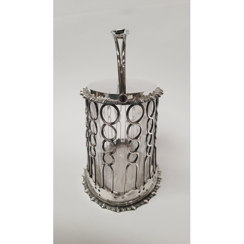 58 - A VERY GOOD QUALITY EARLY 20TH CENTURY SHEFFIELD SILVER & GLASS PRESERVE BASKET POT, the body with i... 