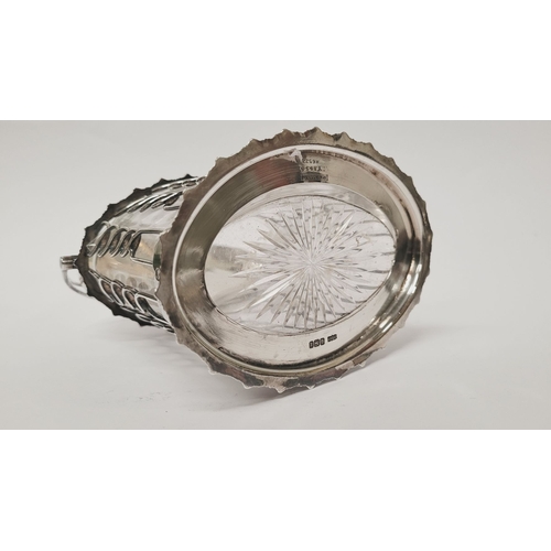 58 - A VERY GOOD QUALITY EARLY 20TH CENTURY SHEFFIELD SILVER & GLASS PRESERVE BASKET POT, the body with i... 