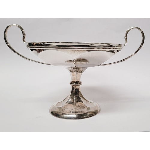 59 - AN ELEGANT EARLY 20TH CENTURY SILVER COMPORT DISH, with scrolling handles on each side, the body wit... 