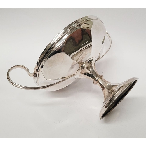 59 - AN ELEGANT EARLY 20TH CENTURY SILVER COMPORT DISH, with scrolling handles on each side, the body wit... 