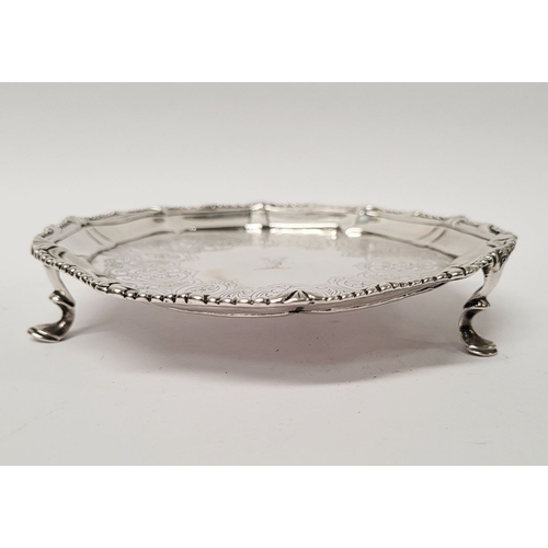 7 - A LATE 18TH CENTURY GEORGE III IRISH SILVER SALVER DISH, by the maker William Homer. A beautifully d... 