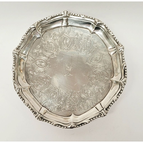 7 - A LATE 18TH CENTURY GEORGE III IRISH SILVER SALVER DISH, by the maker William Homer. A beautifully d... 