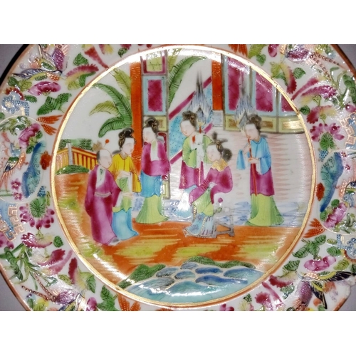 75 - A FAMILLE ROSE HAND PAINTED & GLAZED CHINESE PLATE, possible 18th/19th century, the centre with figu... 