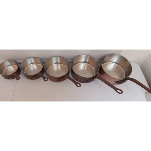 80 - A GOOD QUALITY SET OF 5 GRADUATED COPPER SAUCEPANS, with tinned interiors and heavy cast handles, la... 