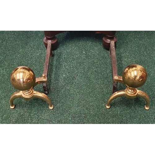 81 - A VERY GOOD PAIR OF BRASS & IRON ANDIRON / FIRE DOGS, with large ball shaped finials resting on curv... 