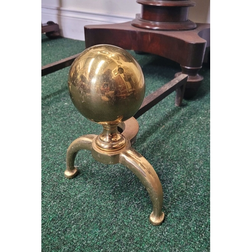 81 - A VERY GOOD PAIR OF BRASS & IRON ANDIRON / FIRE DOGS, with large ball shaped finials resting on curv... 