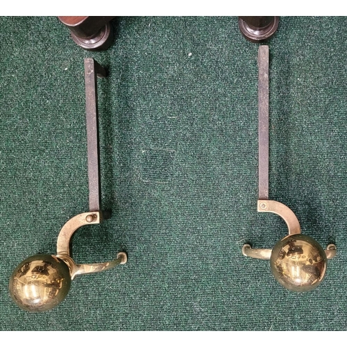 81 - A VERY GOOD PAIR OF BRASS & IRON ANDIRON / FIRE DOGS, with large ball shaped finials resting on curv... 