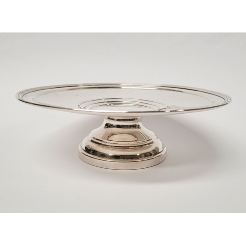 88 - A VERY FINE ART DECO SILVER COMPOTE / TAZZA DISH, with simple reed detail to the edge, raised on a c... 