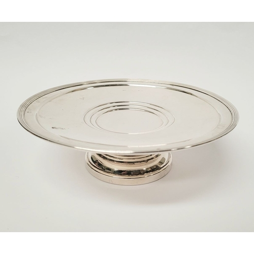 88 - A VERY FINE ART DECO SILVER COMPOTE / TAZZA DISH, with simple reed detail to the edge, raised on a c... 