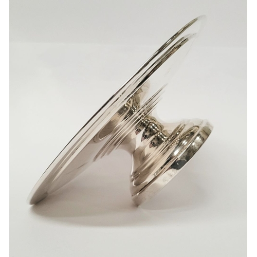 88 - A VERY FINE ART DECO SILVER COMPOTE / TAZZA DISH, with simple reed detail to the edge, raised on a c... 