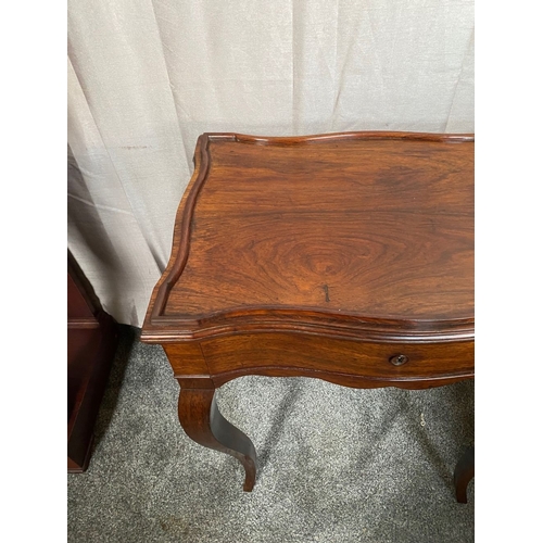 10 - A BEAUTIFUL ROSE WOOD SERPENTINE SHAPED SIDE TABLE / WORKS TABLE, with raised lip to the shaped top,... 