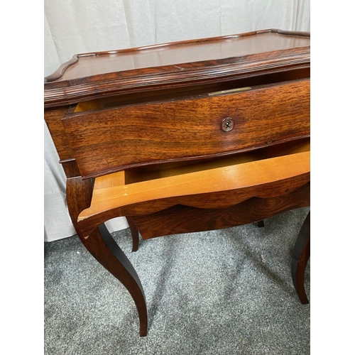 10 - A BEAUTIFUL ROSE WOOD SERPENTINE SHAPED SIDE TABLE / WORKS TABLE, with raised lip to the shaped top,... 