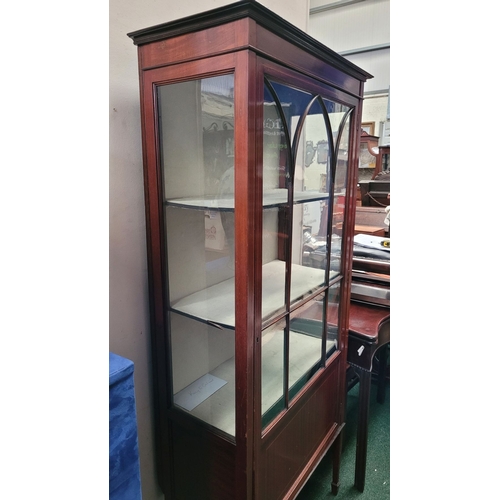 119 - A GOOD QUALITY EDWARDIAN MAHOGANY & SATINEWOOD INLAID GLAZED DISPLAY CABINET, with a pediment top, t... 