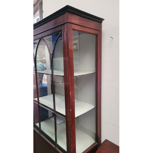 119 - A GOOD QUALITY EDWARDIAN MAHOGANY & SATINEWOOD INLAID GLAZED DISPLAY CABINET, with a pediment top, t... 