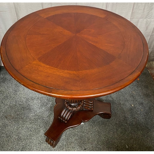 18 - A GOOD QUALITY MAHOGANY CIRCULAR CENTRE TABLE, with book-matched veneers to the top, raised on a tur... 