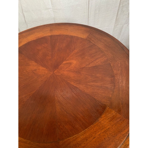 18 - A GOOD QUALITY MAHOGANY CIRCULAR CENTRE TABLE, with book-matched veneers to the top, raised on a tur... 