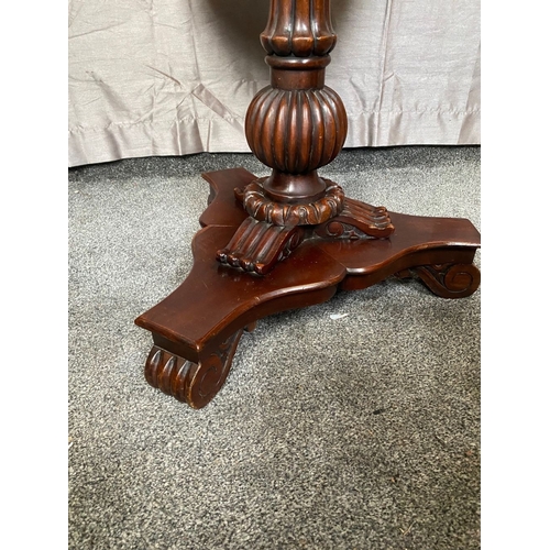 18 - A GOOD QUALITY MAHOGANY CIRCULAR CENTRE TABLE, with book-matched veneers to the top, raised on a tur... 