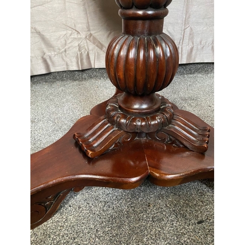 18 - A GOOD QUALITY MAHOGANY CIRCULAR CENTRE TABLE, with book-matched veneers to the top, raised on a tur... 