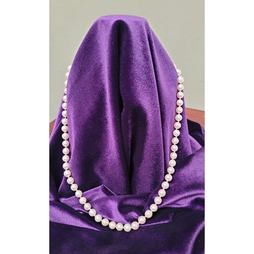 21 - A VERY FINE & RARE HAND KNOTTED PEARL NECKLACE WITH 9CT YELLOW GOLD & SOLITARE DIAMOND CLASP, the cl... 