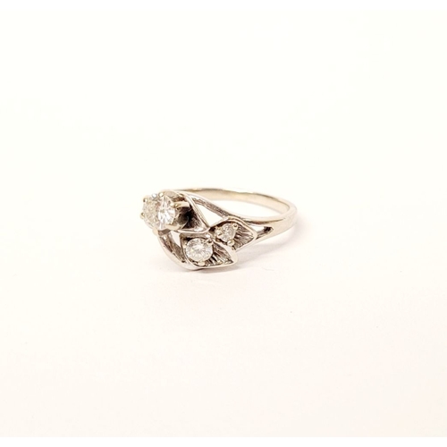 33 - A LOVELY VINTAGE 14CT WHITE GOLD TRI-STONE DIAMOND RING, the setting is really beautiful with a pair... 