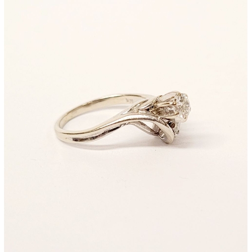 33 - A LOVELY VINTAGE 14CT WHITE GOLD TRI-STONE DIAMOND RING, the setting is really beautiful with a pair... 