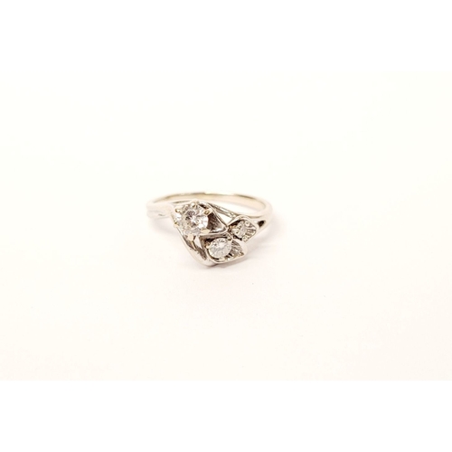 33 - A LOVELY VINTAGE 14CT WHITE GOLD TRI-STONE DIAMOND RING, the setting is really beautiful with a pair... 