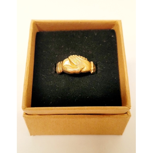 44 - A LOVELY 9CT YELLOW GOLD IRISH FRIENDSHIP RING, in the form of two hands clasped. Ring size U.