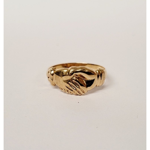 44 - A LOVELY 9CT YELLOW GOLD IRISH FRIENDSHIP RING, in the form of two hands clasped. Ring size U.