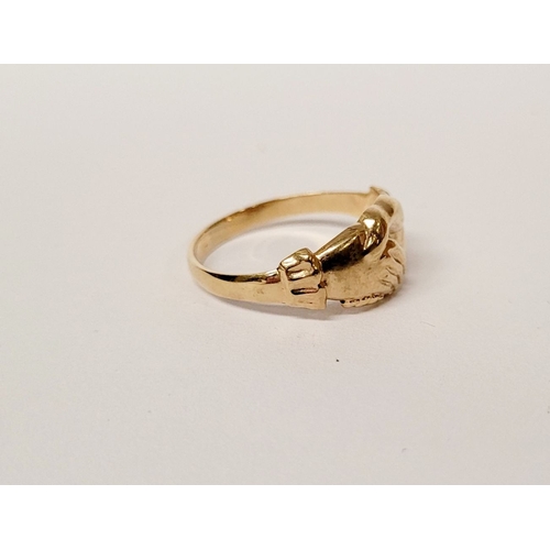 44 - A LOVELY 9CT YELLOW GOLD IRISH FRIENDSHIP RING, in the form of two hands clasped. Ring size U.