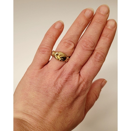 44 - A LOVELY 9CT YELLOW GOLD IRISH FRIENDSHIP RING, in the form of two hands clasped. Ring size U.