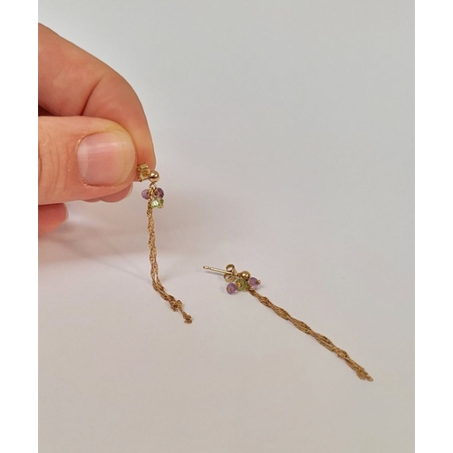 55 - A PAIR OF VERY PRETTY 8CT GOLD PERIDOT & AMETHYST CHAIN DROP EARRINGS, lovely length of 5cm to this ... 