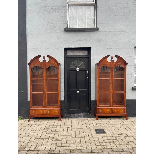 6 - AN EXCEPTIONALLY FINE PAIR OF MAHOGANY & SATINWOOD CROSS-BANDED GLAZED BOOKCASES / CABINETS, each wi... 