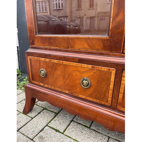 6 - AN EXCEPTIONALLY FINE PAIR OF MAHOGANY & SATINWOOD CROSS-BANDED GLAZED BOOKCASES / CABINETS, each wi... 