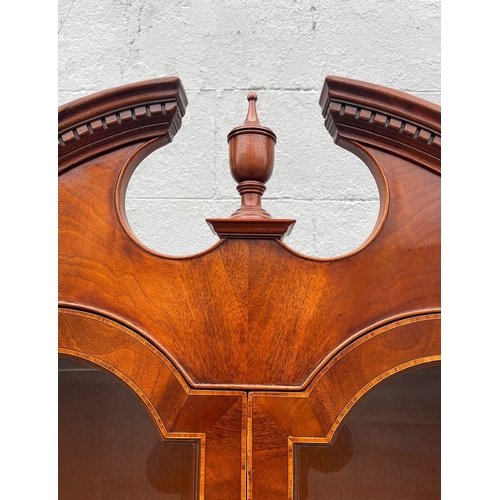 6 - AN EXCEPTIONALLY FINE PAIR OF MAHOGANY & SATINWOOD CROSS-BANDED GLAZED BOOKCASES / CABINETS, each wi... 