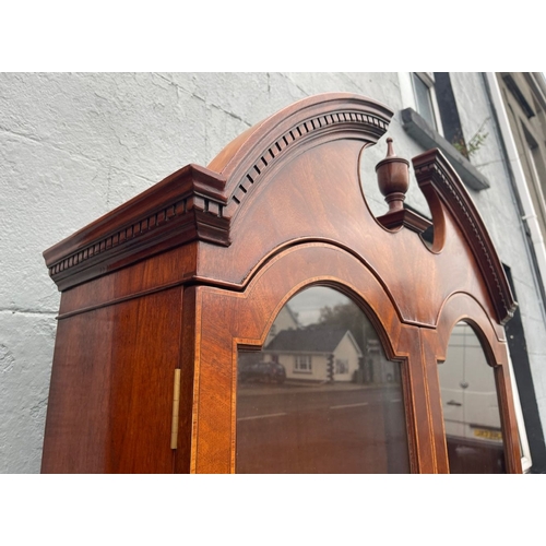 6 - AN EXCEPTIONALLY FINE PAIR OF MAHOGANY & SATINWOOD CROSS-BANDED GLAZED BOOKCASES / CABINETS, each wi... 