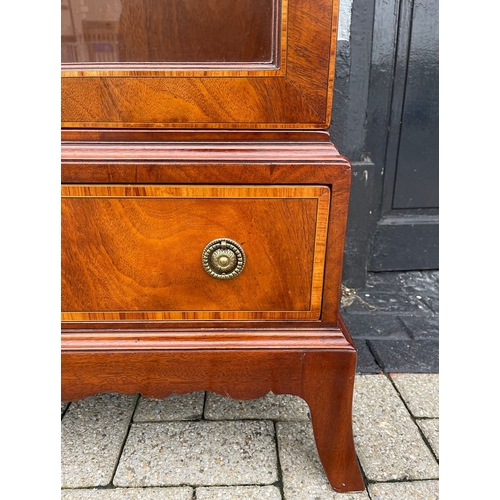 6 - AN EXCEPTIONALLY FINE PAIR OF MAHOGANY & SATINWOOD CROSS-BANDED GLAZED BOOKCASES / CABINETS, each wi... 