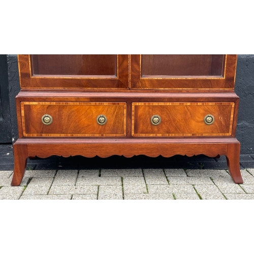 6 - AN EXCEPTIONALLY FINE PAIR OF MAHOGANY & SATINWOOD CROSS-BANDED GLAZED BOOKCASES / CABINETS, each wi... 