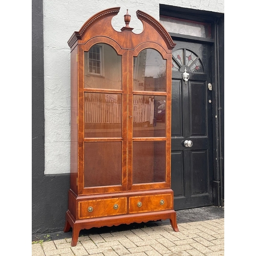 6 - AN EXCEPTIONALLY FINE PAIR OF MAHOGANY & SATINWOOD CROSS-BANDED GLAZED BOOKCASES / CABINETS, each wi... 