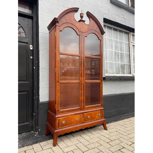 6 - AN EXCEPTIONALLY FINE PAIR OF MAHOGANY & SATINWOOD CROSS-BANDED GLAZED BOOKCASES / CABINETS, each wi... 