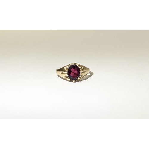 77 - A BEAUTIFUL 9CT YELLOW GOLD GARNET SOLITAIRE RING, oval cut garnet in ten prong claw setting with ta... 