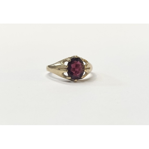 77 - A BEAUTIFUL 9CT YELLOW GOLD GARNET SOLITAIRE RING, oval cut garnet in ten prong claw setting with ta... 